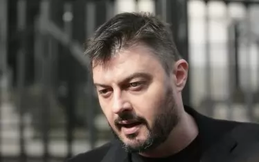 Николай Бареков:

Мога да променя позицията си до утре, ако моят глас е толкова златен, при две условия - незабавно увеличаване на заплатите на шофьорите на камиони с 20 % и второ - всички трудови договори да бъдат ревизирани и държавата да се намеси, така че българските шофьори, които карат по пътищата на Европа, да не взимат минималната заплата, а да взимат реалните пари, които им се полагат. Така превозвачите ще трябва да платят малко повече данъци и осигуровки на държавата, но ще трябва да спазват закона, както го спазват всички граждани. 