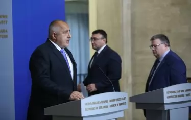  Борисов сам падна в капана на радикалната политизация. За него няма читави медии - по думите му, едните са на един “олигарх”, а другите - на друг. Истина в медиите няма, всичко е spin-doctoring - политизирана пропаганда. Ако картината наистина е такава, чудно защо премиерът се сърди на чужденците, които критикуват медийната среда в България. В крайна сметка собственото му мнение за нея не е по-ласкателно.