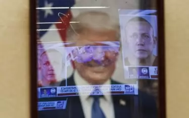  Ликът на заподозрения изпращач на пратките с бомби - Цезар Сайоч Джуниър от Флорида, на фона на снимка на Тръмп. 