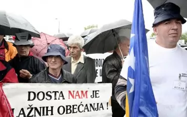 Босненци протестират срещу корупцията пред сградата на правителството в Сараево. 