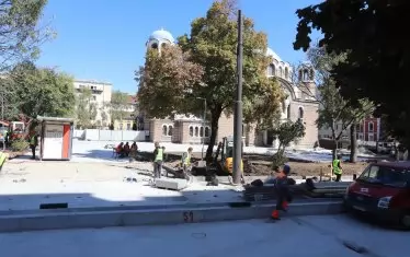 Работници махат и пренареждат плочки в градинката на "Св. Седмочисленици".