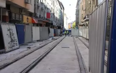  Десетки магазини и офиси на "Граф Игнатиев" затвориха, а витрините са със залепени оферти за търсене на нови наематели. Защото никой не предупреди бизнеса, че месеци наред няма да има клиенти. Знаете ли как реагират във Виена? Плащат за неудобството. 