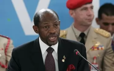  Бившият премиер на карибската държава Сейнт Китс и Невис Дензил Дъглас поема управлението благодарение на кампания, проведена от фирмата на Калин.