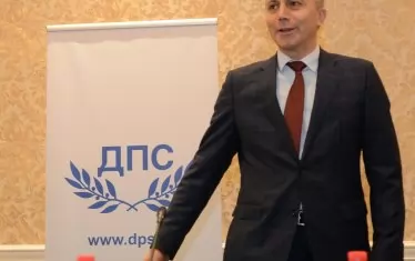 Освен с фалшивата си загриженост, изявленията на председателя на ДПС Карадайъ впечатляват и с нелогични противоречия и откровени небивалици.