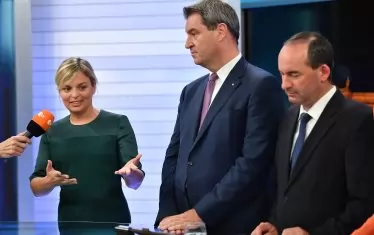  Лидерката на баварските Зелени Катарина Шулце(вляво) разговаря с журналисти, докато премиерът на областта Зьодер размишлява за провала на ХСС. До него е кандидадът на "Свободните избиратели" Хуберт Айвангер.