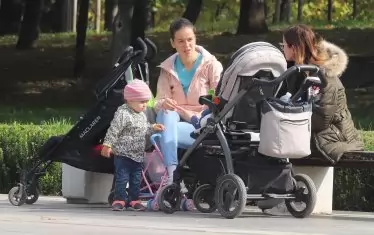  У нас майчинството е дълго, но ниско платено.