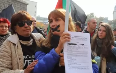 Протести на майки на деца с увреждания пред Министерския съвет след скандалното изказване на Валери Симеонов. Майките от "Системата ни убива" водят последователна битка за подобряване на условията за хората с увреждания. 