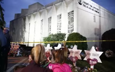  Семейство отдава почит към 11-те жертви, които бяха убити от предполагаем бял расист в синагогата в Питсбърг. 