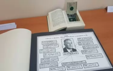 Книгата фотоапарат за тайни снимки и част от най-обемистото дело на ДС - срещу Иван-Асен Георгиев.