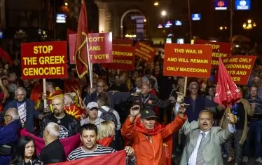 В Скопие в неделя вечерта ликуваха противниците на новото име на Македония. 
