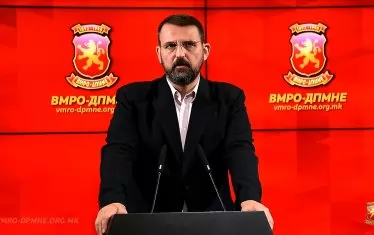 Християн Мицкоски, ВМРО-ДПМНЕ: 
"Днес станахме свидетели на акт на насилие от страна на държавата...Зоран Заев със сила пристъпи към преименуване на страната и изпълнение на договора от Преспа, който изтрива името "Македония" и изтрива идентичност".