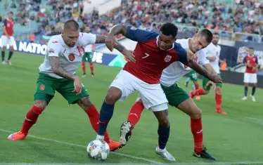  Норвегия ни превъзхождаше по класа на мача в София, но това бе заличено с колективни усилия. Както например играещите за "Берое" Иван Бандаловски (вляво) и "ЦСКА-София" Божидар Чорбаджийски с общи сили противодействат срещу нападателя на английския елитен "Борнемут" Джошуа Кинг.