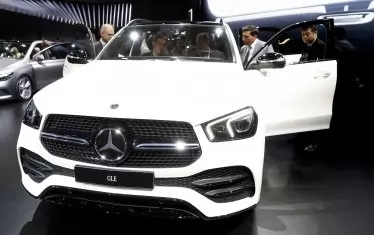 Посетители се тълпят да видят една от най-новите гордости на Mercedes-Benz - кросоувъра GLE.