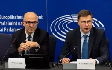 Еврокомисарят по финансите Пиер Московиси и зам.-председателят на ЕК Валдис Домбровскис с ресор "Евро" отхвърлиха бюджета на Италия. Дойче банк препоръчва на Италия да бъде наложен принудителен заем, с който да се приберат 20% от спестяванията на италианците.