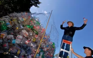  Една голяма бутилка от пластмаса се разгражда 450 години. 