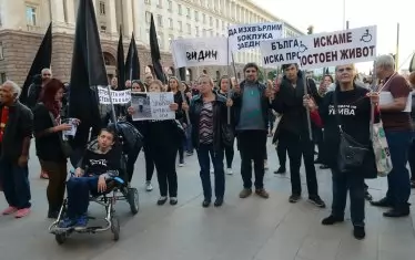  Протестите срещу циничното отношение към децата с увреждания ще продължат и през тази седмица.