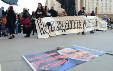 Цялото минало лято под прозорците на институциите се вяха черни знамена. Ефект за наистина нуждаещите се обаче няма.