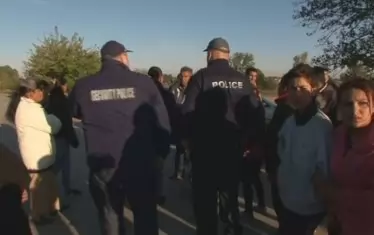 Жители на Търнак блокираха пътя за селото, разгневени, че прокуратурата освободи шофьора, сгазил дете. 