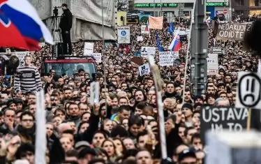 Десетки хиляди словаци излязоха на протест в Братислава през март т.г. с искане за независимо разследване на убийството на разследващия журналист Ян Куцияк и годеницата му.