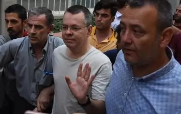Турция освобождава пастор Андрю Брънсън и лирата скочи