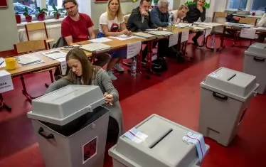 Изборите вече са като нежелан спектакъл за уморения зрител. 