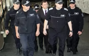 Девет години след като тържествено бе провъзгласено като „начало на борбата срещу организираната престъпност, корупцията и срастването на организираната престъпност с държавния апарат", прословутото дело „Октопод“, послужило многократно за отчитане на „напредък“ пред Брюксел, миналата седмица приключи безславно с оправдателна присъда. На снимката - водят обвиняемия Алексей Петров в съда с белезници през 2010 г.