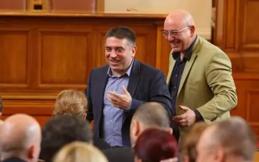  Вносители на новите текстове са Данаил Кирилов от ГЕРБ (в средата) и Емил Димитров от "Обединени патриоти".