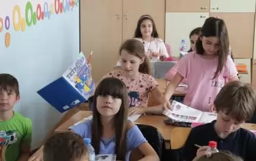 Дисциплината в клас влияе на резултатите на учениците по природни науки.