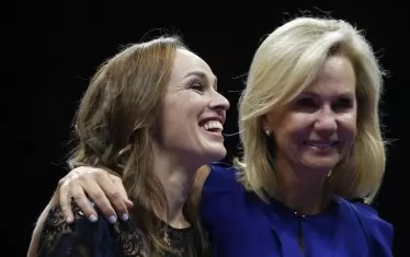 Директорът на WTA Мики Лоулър (вдясно) признава с половин уста, че се работи по привличането на нов генерален спонсор.