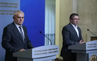 Войниците на Партията са готови да легнат на земята, за да може Партията да избута мандата. 