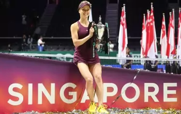 Елина Свитолина позира като шампион във Финалите на WTA, след като на 28 октомври победи на финала Слоун Стивънс с 3:6, 6:2, 6:2. Украинката спечели последната титла от петте издания на надпреварата в Сингапур. От следващия сезон заключителният турнир се мести за 10 години в Шънджън.