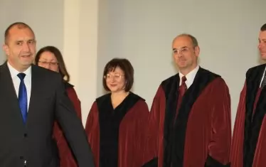  Президентът Радев на клетвата на новите конституционни съдии през 2018 г. Тогава той назначи в КС Атанас Семов (вторият от дясно на ляво).