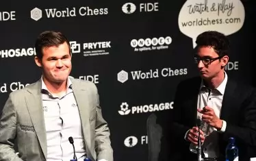 Карлсен и Каруана обяснимо са в различно настроение за началото на официалната пресконференция след тайбрека.