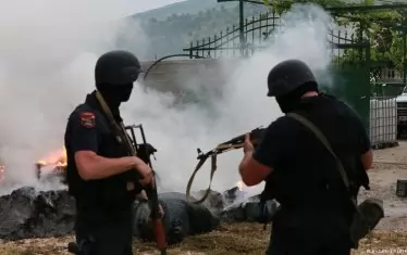  Спецполицаи охраняват изгарянето на канабис.