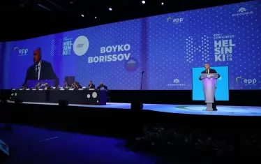 Метафората за „счупването“ на ЕС е все още само заплаха, която обаче бързо може да се превърне в реалност.  На снимката - Борисов държи реч пред колегите си от ЕНП в Хелзинки.