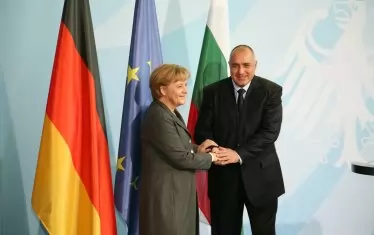 Януари 2010 г. Бойко Борисов гостува в Берлин. Тогава във фондация "Конрад Аденауер" разказа на присъстващите как "Цецо копае сега трупове с багер" и ги обогати с идиома "шменти-капели".