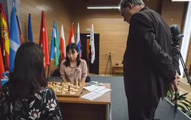 Китайката Дзю Уъндзюн и представящата Русия украинка Катерина Лахно (в гръб) разсъждават над партия №4 от финала на световното първенство по шахмат за жени в Ханти-Мансийск - последното във формат на директна елиминация.