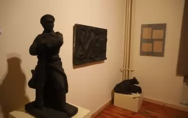 Повече от половината творби в къщата-музей на скулптора Иван Лазаров са дарени на държавата от наследниците  на автора на "На нож", "Те победиха", скърбящата жена от гроба на Пейо Яворов, каменната майка, поставена като надгробен паметник на Димчо Дебелянов...