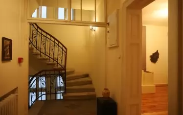 Триетажният дом на ваятеля Иван Лазаров, вдигнат през 1912 г. от неговия баща, е и архитектурен паметник на културата.