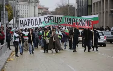  Протестите изненадаха управляващите, защото те са напълно загубили връзка с реалността.