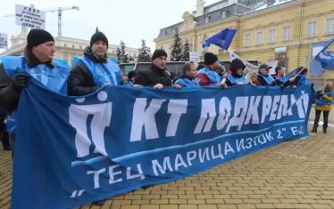  Българските политици са така обсебени от желанието да избягват всякакви протести и политически рискове (в съчетание с характерното туткане и влачене по инерция), че на практика не правят нищо нито за екологията, нито за „социалните аспекти“. 