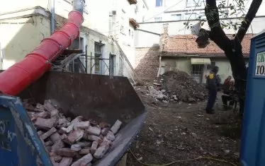 От Националния литературен музей се надяват най-рано през пролетта на 2019 г. да подреждат експонатите във възстановената  къща-музей на Христо Смирненски. 