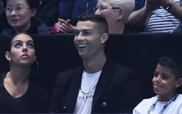 Сред публиката в зала "О2 Арина" миналата вечер бяха футболната суперзвезда Кристиано Роналдо, приятелката му Джорджина Родригес и синът му Кристиано-младши, които изгледаха на живо мача между сърбина и американеца.