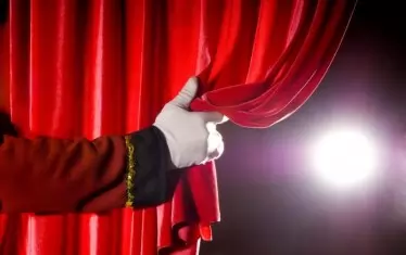 На новия ни драматург изглежда му стига да свети сам за себе си.