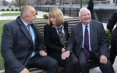 Октомври 2014, София. Големият кавалер Бойко Борисов благосклонно-окуражително се смее, докато Жозеф Дол унижава една българка. Впрочем Фандъкова е в делегацията в Хелзинки - надяваме се поне този път да я опазят от дъртия мераклия.  