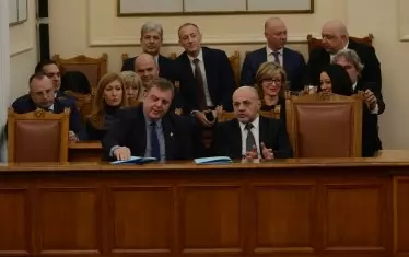  По-добрата политика  не може да бъде само театър. Защото публиката рано или късно усеща фалша. И защото в края на краищата политиката трябва да дава резултат - да решава проблемите на обществото.