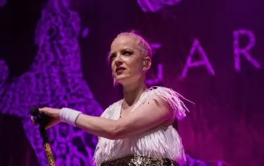 Шърли Менсън на сцената