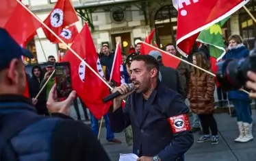  Стотици протестираха срещу посещението на Меркел в Кемниц на 16 ноември. 