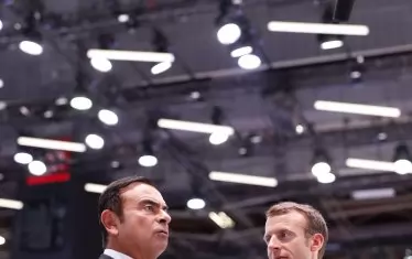 Гон неведнъж е демонстрирал близост с френския президент Еманюел Макрон, който сега не бърза да се разграничи от шефа на Renault.