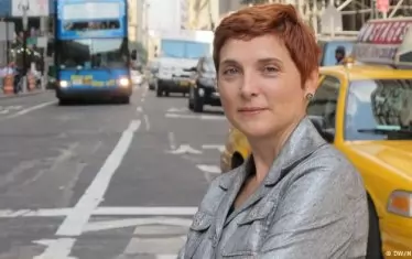 Хайке Бухтер: 
"На финансовия пазар няма почти нищо, в което да не участва и „Блек рок".